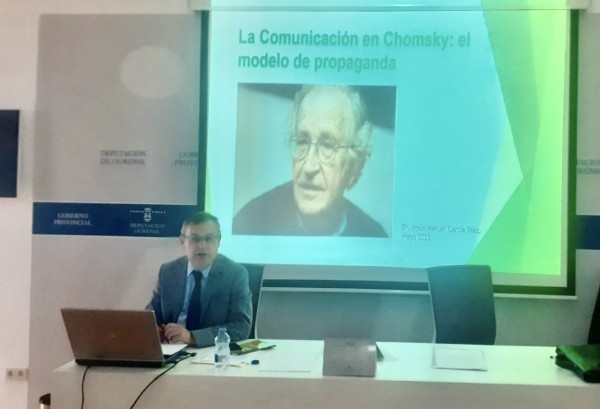 Noam Chomsky e a comunicación